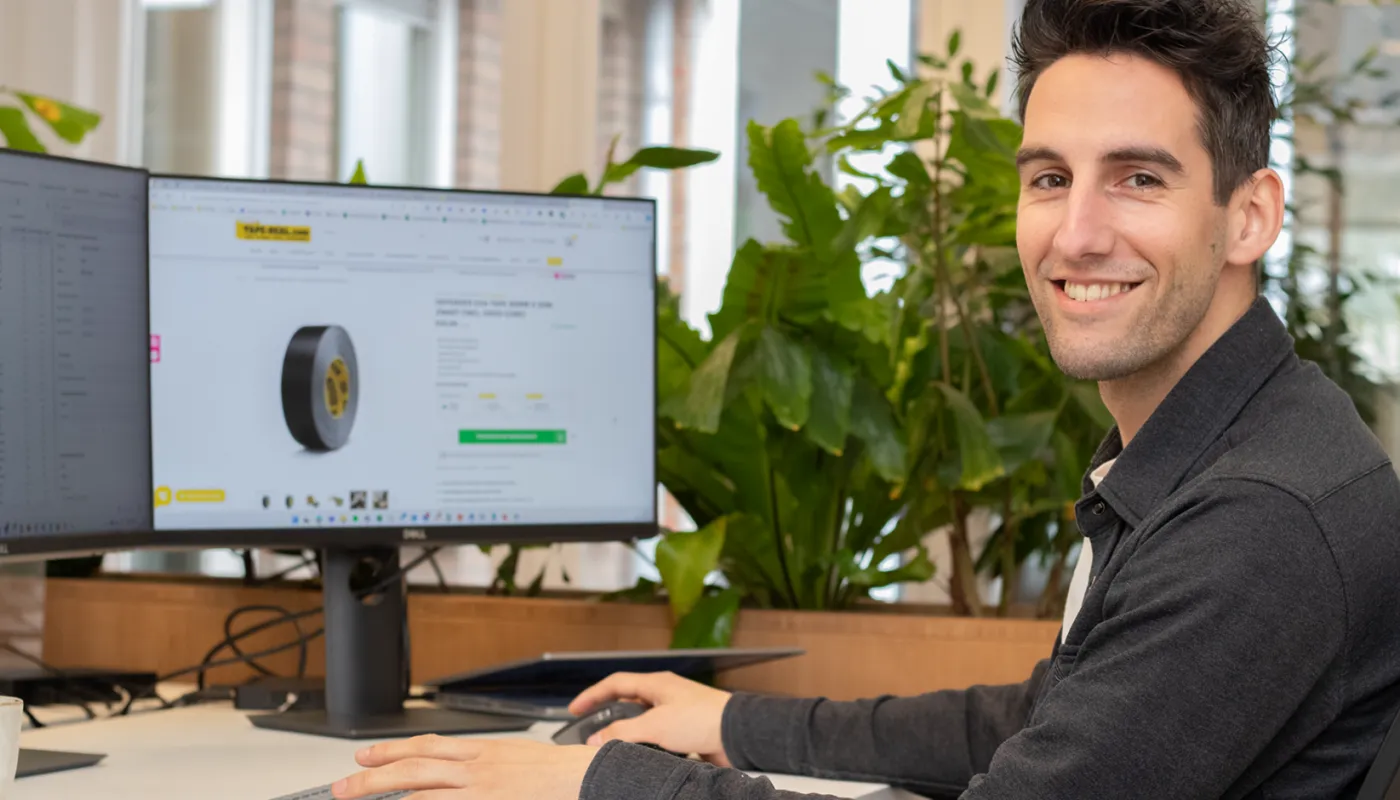 Ivy medewerker aan het werk voor Tape-Deal