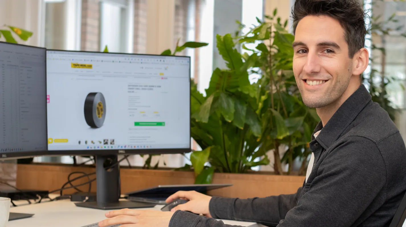 Ivy medewerker aan het werk voor Tape-Deal