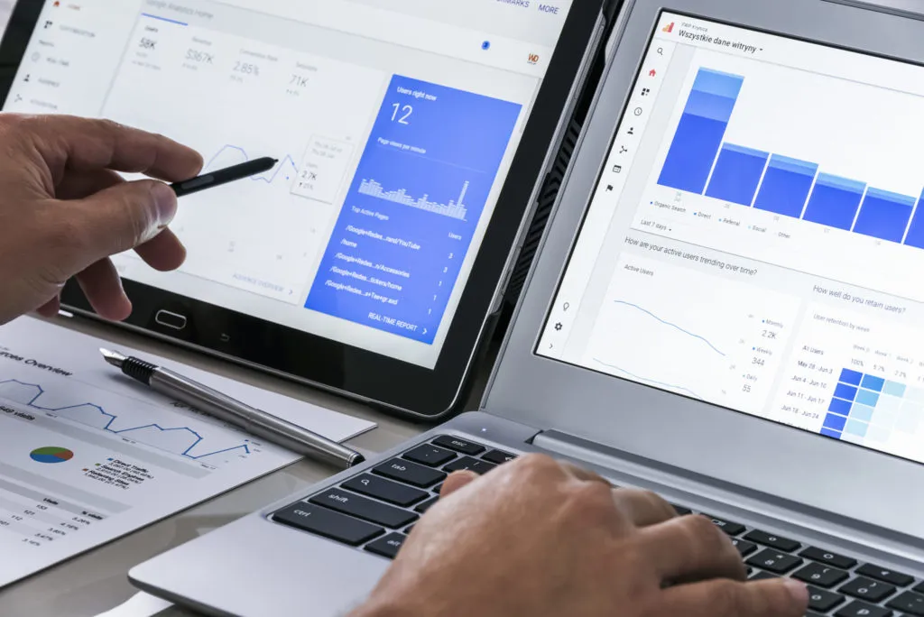 Websitestatistieken op de laptop